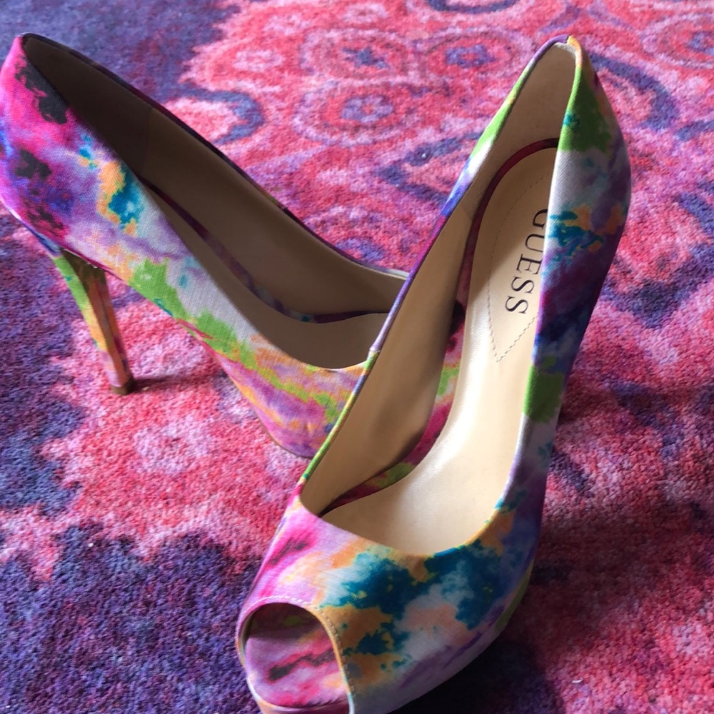 Pumps by GUESS